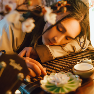 少妇看A片自慰呻吟
