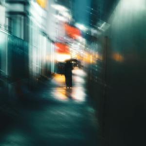 少妇看A片自慰呻吟
